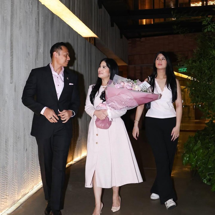 <p>Pada <em>postingan</em> itu, AHY tampaknya memberikan hadiah untuk sang istri berupa sebuah buket bunga berwarna <em>pink.</em> Ia pun tak lupa menuliskan pesan manis di hari jadi pernikahannya itu. &ldquo;Tentang tadi malam. Selamat 20 tahun cinta dan kebersamaan, istriku <em>@annisayudhoyono</em> dan anakku Almira. 20 tahun beralu, dan masih panjang!&rdquo; tulisnya, dikutip dari laman <em>Instagram@agusyudhoyono,</em> Rabu (9/7/2025). (Foto: Instagram@agusyudhoyono)</p>
