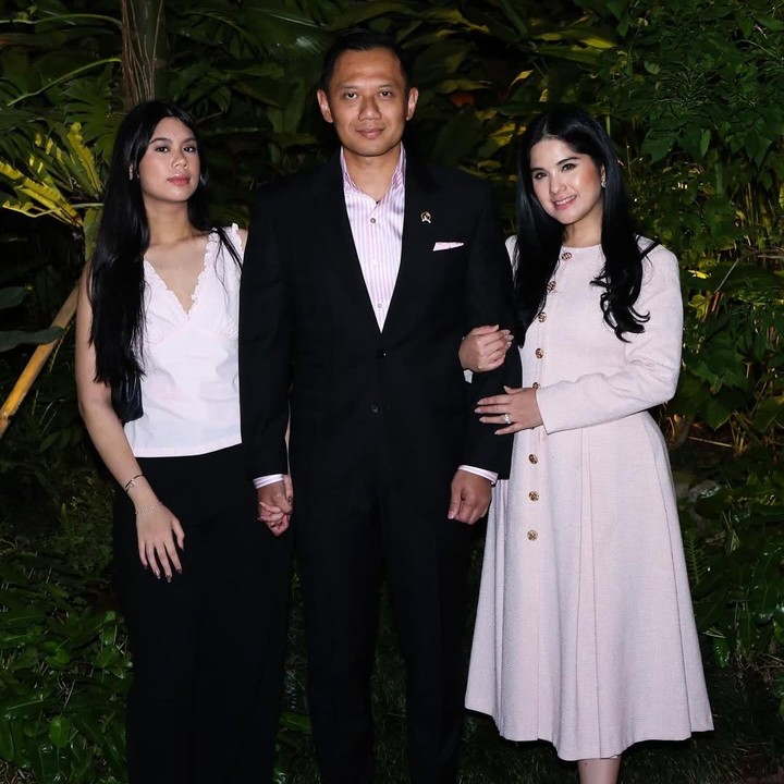 <p>Bunda pastinya sudah tidak asing dengan perempuan cantik yang satu ini, bukan? Almira Tunggadewi Yudhoyono adalah putri semata wayang pasangan Annisa Pohan dan Agus Harimurti Yudhono. Belakangan ini namanya tengah mencuri perhatian publik setelah foto-foto pemotretannya tersebar di media sosial. (Foto: Instagram@agusyudhoyono)</p>