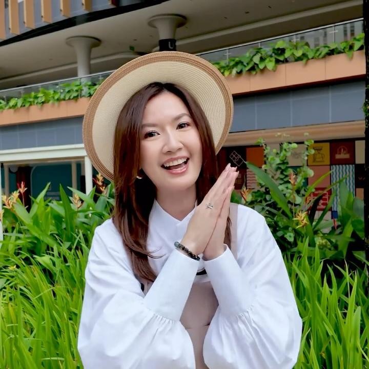 <p>Melalui akun media sosial Instagram, Asty sering mempromosikan bisnis makanannya ini, Bunda. Asty juga kerap melakukan <em>live</em>&nbsp;di media sosial untuk memperkenalkan tomat cherry yang dijualnya ke publik. (Foto: Instagram @asty_ananta)</p>