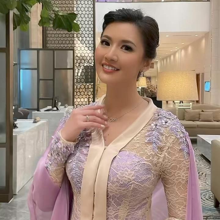 <p>Asty tetap terlihat awet muda di usianya yang sudah menginjak 41 tahun. Tak sedikit netizen memuji paras Asty yang dinilai makin cantik. "Makin tua makin cakep ya kamu <em>girl</em>," tulis akun @ar***. "<em>Masyaallah</em> kak cantik sekali," ujar @ra***. (Foto: Instagram @asty_ananta)</p>