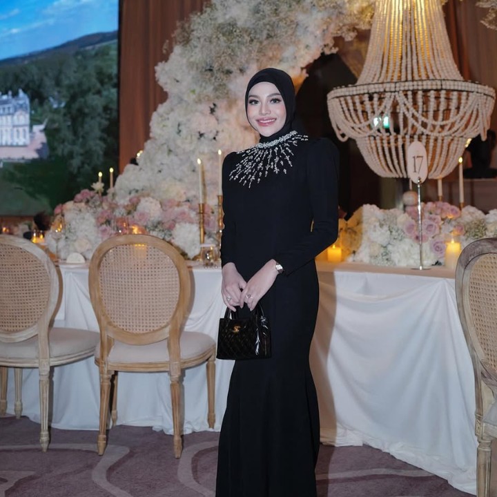 <p>Kini, Bunda dua anak itu terlihat langsing dan kerap menuai pujian dari netizen, lho. "Langsiiinggg bgt mama nuurrr," tulis akun <em>@ar***.</em> "Aurel cantik elegant langsing manissss bgt," ungkap <em>@ta***.&nbsp;</em>(Foto: Instagram@aurelie.hermansyah)</p>