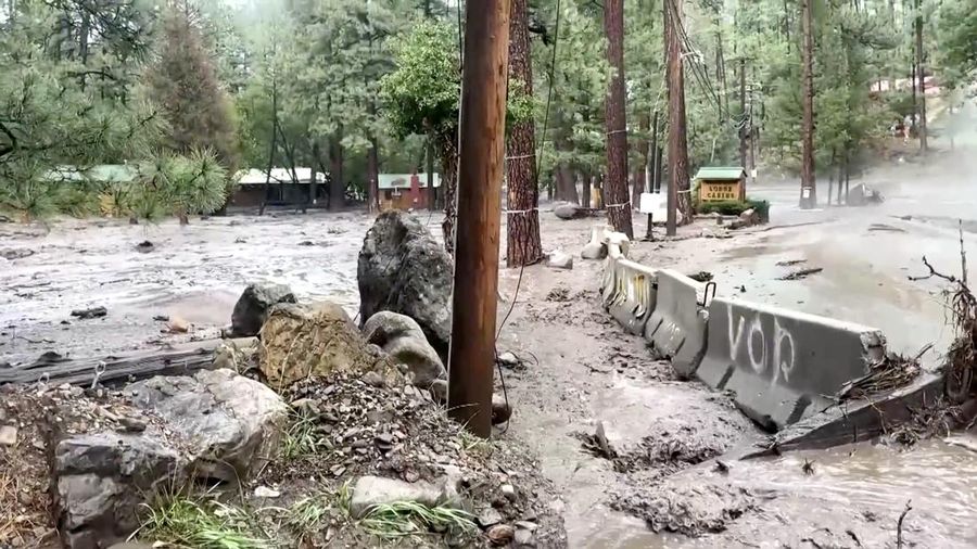 Banjir bandang luar biasa nan dipicu hujan deras menghantam desa resor pegunungan Ruidoso, New Mexico, pada Selasa (8/7), menewaskan sedikitnya tiga orang, termasuk dua anak mini berumur empat dan tujuh tahun. Banjir bandang luar biasa nan dipicu hujan deras menghantam desa resor pegunungan Ruidoso, New Mexico, pada Selasa (8/7), menewaskan sedikitnya tiga orang, termasuk dua anak mini berumur empat dan tujuh tahun. (Tangkapan Layar Video Reuters/DAN DEE CABINS)