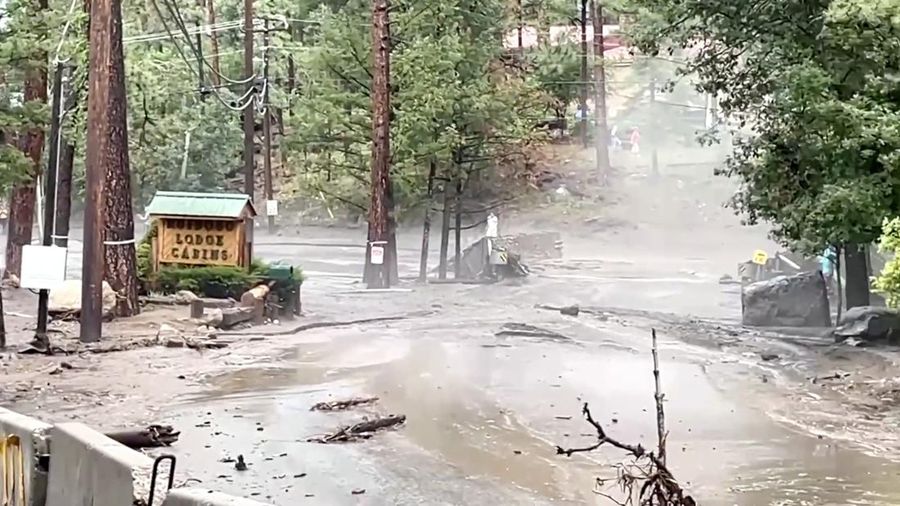 Banjir bandang luar biasa nan dipicu hujan deras menghantam desa resor pegunungan Ruidoso, New Mexico, pada Selasa (8/7), menewaskan sedikitnya tiga orang, termasuk dua anak mini berumur empat dan tujuh tahun. (Tangkapan Layar Video Reuters/DAN DEE CABINS)
