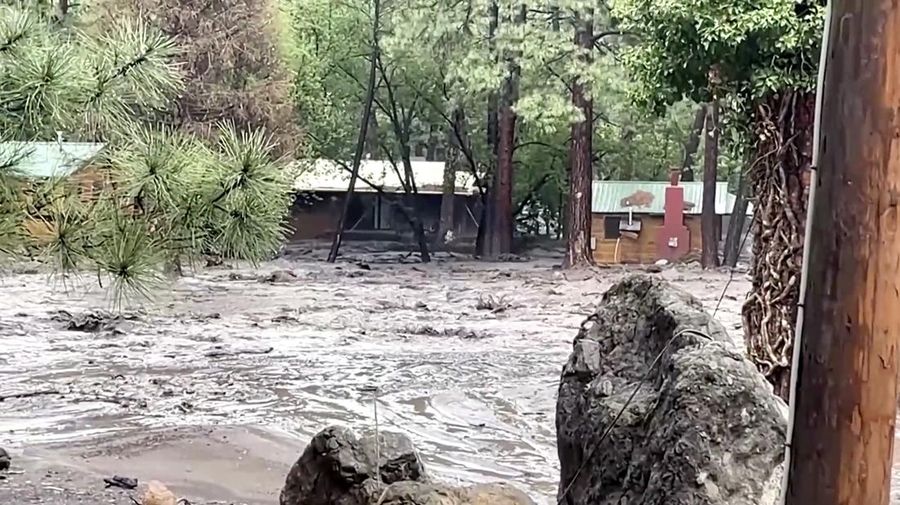Banjir bandang luar biasa nan dipicu hujan deras menghantam desa resor pegunungan Ruidoso, New Mexico, pada Selasa (8/7), menewaskan sedikitnya tiga orang, termasuk dua anak mini berumur empat dan tujuh tahun. (Tangkapan Layar Video Reuters/DAN DEE CABINS)