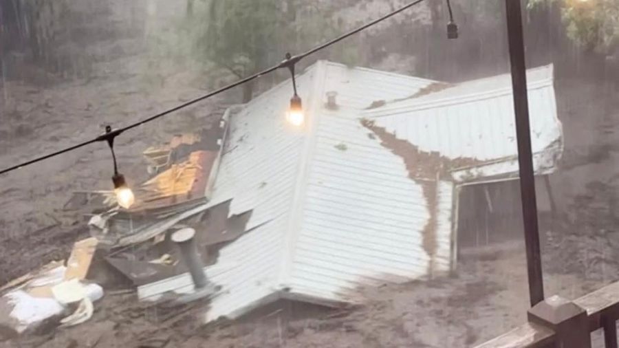 Banjir bandang luar biasa nan dipicu hujan deras menghantam desa resor pegunungan Ruidoso, New Mexico, pada Selasa (8/7), menewaskan sedikitnya tiga orang, termasuk dua anak mini berumur empat dan tujuh tahun. (Tangkapan Layar Video Reuters/DAN DEE CABINS)