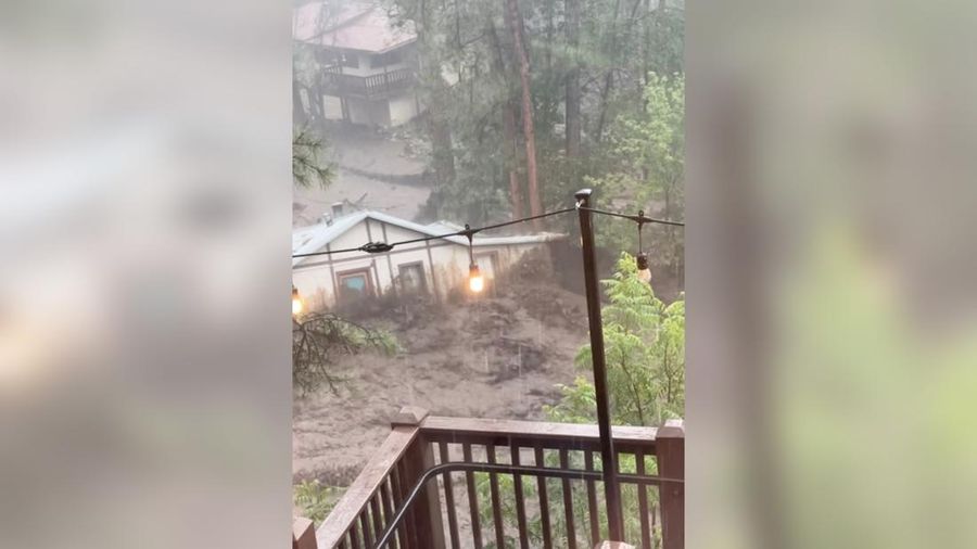 Banjir bandang luar biasa nan dipicu hujan deras menghantam desa resor pegunungan Ruidoso, New Mexico, pada Selasa (8/7), menewaskan sedikitnya tiga orang, termasuk dua anak mini berumur empat dan tujuh tahun. (Tangkapan Layar Video Reuters/DAN DEE CABINS)