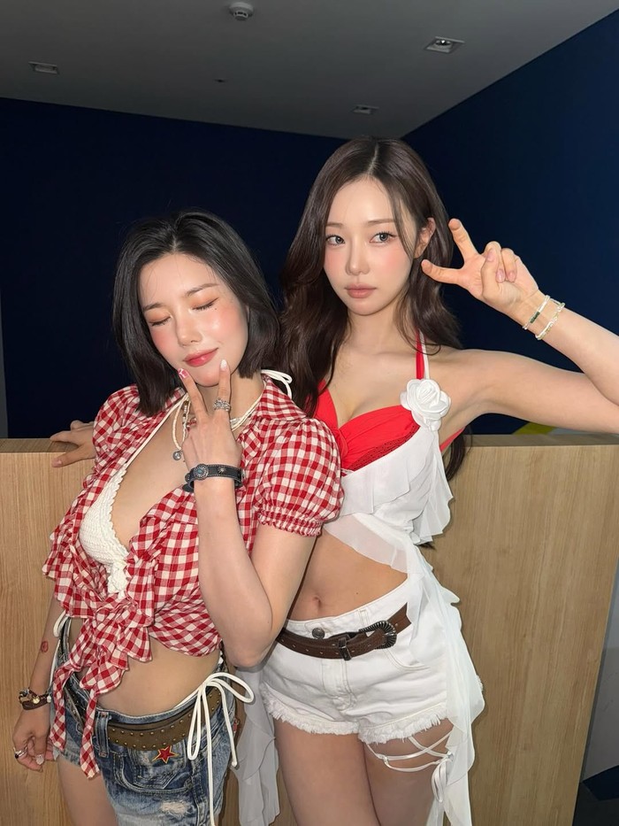 Begitu juga di tahun 2025, dimana sang idol tampil di hari terakhir festival, tepatnya pada Minggu, (6/7) lalu. Bedanya, kali ini ia tidak tampil sendirian, melainkan dengan sahabatnya, Lee Si An, Beauties./ Foto: instagram.com/youseeany
