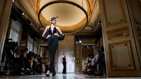 FOTO: Kilau Beludru Hitam dalam Koleksi Couture Giorgio Armani