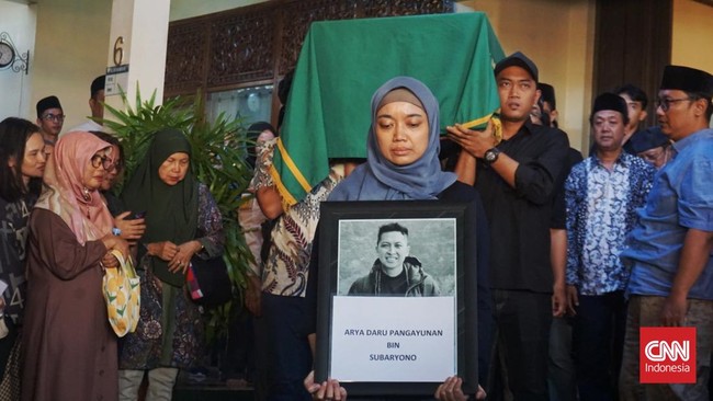 Polda Metro Jaya mengambil alih penyelidikan kematian diplomat muda Kemlu, Arya Daru Pangayunan. Polisi masih menunggu hasil autopsi.