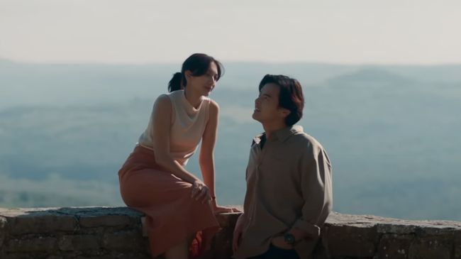 Review film: Sore jadi karya monumental dalam industri film Indonesia, penanda jejak film romansa lokal bisa mencapai level berbeda yang belum pernah ada.