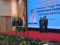 Andra Soni Lantik Deden Apriandhi sebagai Sekda Banten