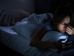 Hindari Main HP Sebelum Tidur, Ini Efeknya ke Tekanan Darah