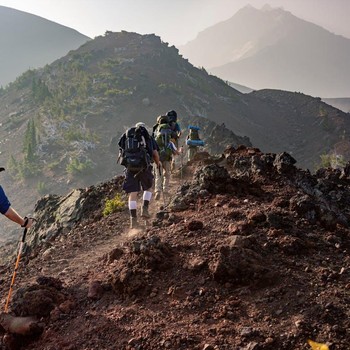 5 Hal yang Harus Diketahui Sebelum Mendaki Gunung Saat Musim Hujan