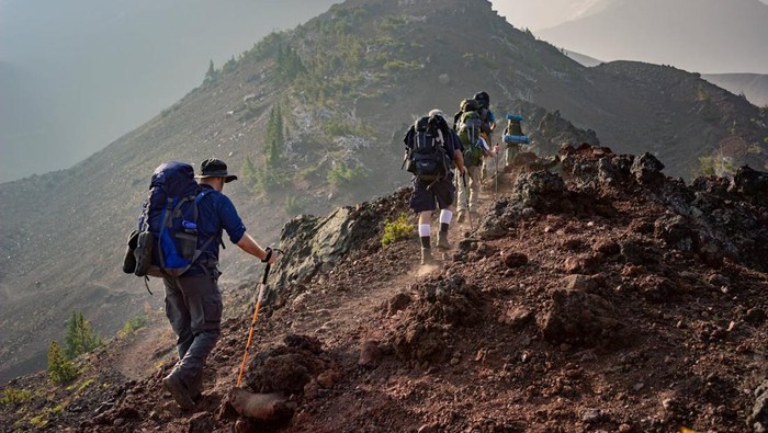 5 Hal yang Harus Diketahui Sebelum Mendaki Gunung Saat Musim Hujan