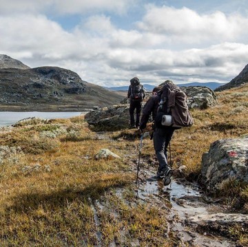 5 Perlengkapan Wajib untuk Pendaki Pemula yang Sering Terlupa