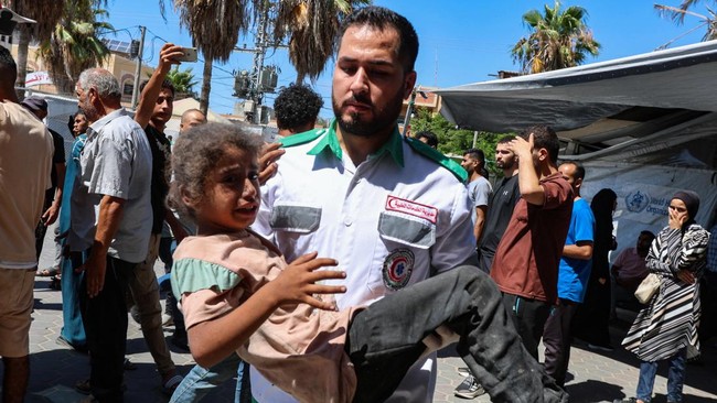 Serangan udara Israel menyasar langsung warga Jalur Gaza Palestina yang sedang mengantre imunisasi dan pasokan nutrisi di sebuah pusat kesehatan.
