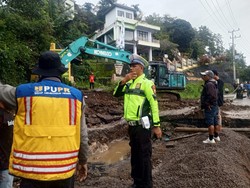Jalan Poros Enrekang-Toraja Amblas Dipicu Aliran Air Bawah Tanah
