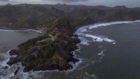 FOTO: Tergoda Molek Bebatuan Pantai Menganti di Geopark Kebumen