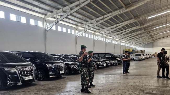 10 prajurit TNI diterjunkan untuk menjaga 72 mobil dari berbagai merek yang telah disita oleh Kejaksaan Agung di kasus Sritex.