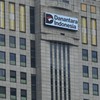 Pekerja membersihkan kaca gedung Wisma Danantara Indonesia di Jakarta, Selasa (8/7/2025). Badan Pengelola Investasi Daya Anagata Nusantara (BPI Danantara)  menjalin kerja sama investasi dengan perusahaan asal Arab Saudi, ACWA Power senilai 10 miliar