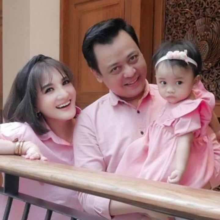 <p>Kiki hamil anak pertamanya di usia 41 tahun atau setelah setahun menikah dengan Agung Nugraha. Kelahiran sang putri Aleesya menjadi kado terindah bagi Kiki yang sudah lama menantikan momongan setelah sempat gagal membina rumah tangga. (Foto: Instagram @kikiamaliaworld)</p>