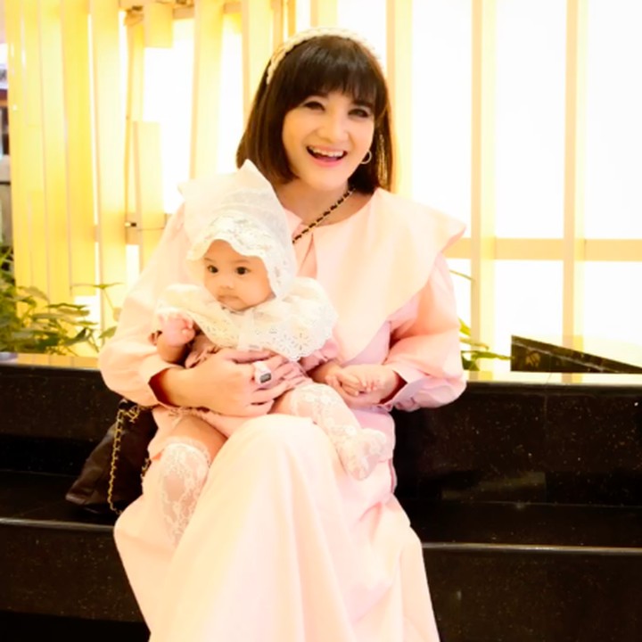 <p>Saat ini, Kiki tampaknya tengah disibukkan dengan peran barunya sebagai Bunda. Meski putrinya belum genap dua tahun, Kiki sempat mengajak Aleesya ikut kelas montessori. Ia pernah terlihat mendampingi putrinya ikut kelas ini, Bunda. (Foto: Instagram @kikiamaliaworld)</p>