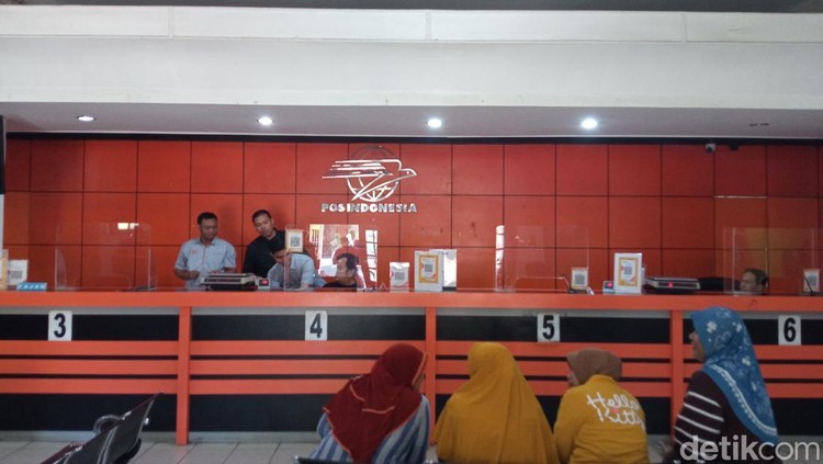 Laela (kerudung biru) saat mengantre di loket Kantor Pos Cirebon untuk mencairkan BSU Laela (kerudung biru) saat mengantre di loket Kantor Pos Cirebon untuk mencairkan BSU