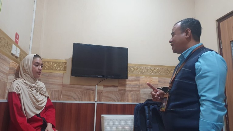 Dok. Yan Mangandar) Misri, perempuan yang ditetapkan sebagai tersangka dalam kasus kematian Brigadir Nurhadi saat berbicara dengan kuasa hukumnya. (Foto: Dok. Yan Mangandar)