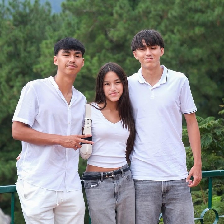 <p>Beberapa tahun ini, dua putra Darius dan Donna tinggal di Portugal untuk melanjutkan sekolah. Keduanya juga mendukung dua putra mereka, Lionel dan Diego, untuk serius meniti karier di dunia sepak bola. Nah, baru-baru ini, putri bungsu mereka Sabrina mengikuti jejak kedua kakaknya untuk sekolah di Portugal. (Foto: Instagram @darius_sinathrya/ @dagnesia)</p>