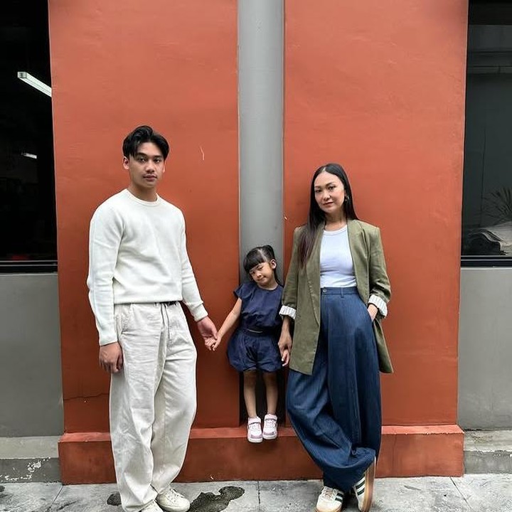 <p>Nakeya sendiri merupakan anak bungsu dari Nola. Usia Nakeya terpaut cukup jauh dengan Bevan, sekitar 14 tahun. Meski memiliki jarak usia yang signifikan, Bevan dan Nakeya terlihat sangat dekat. (Foto: Instagram @riafinola)</p>