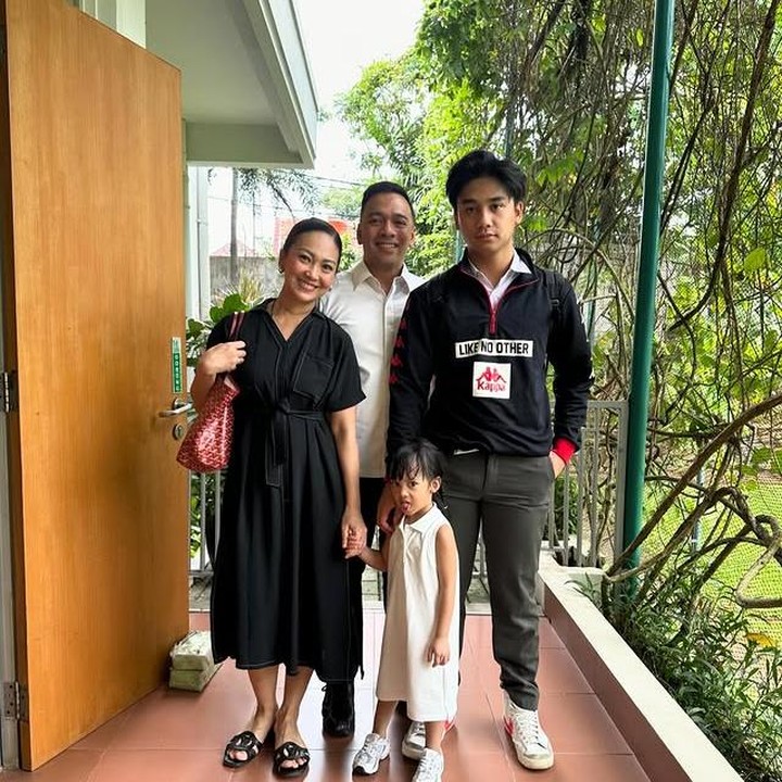 <p>Bevan Putra dikenal sebagai anak kedua dari Nola B3, salah satu personel grup vokal legendaris Indonesia, B3. Bevan kini sudah beranjak remaja dan menariknya, ia kerap menunjukkan sisi penyayangnya pada sang adik bungsu, Nakeya Ayu. (Foto: Instagram @riafinola)</p>