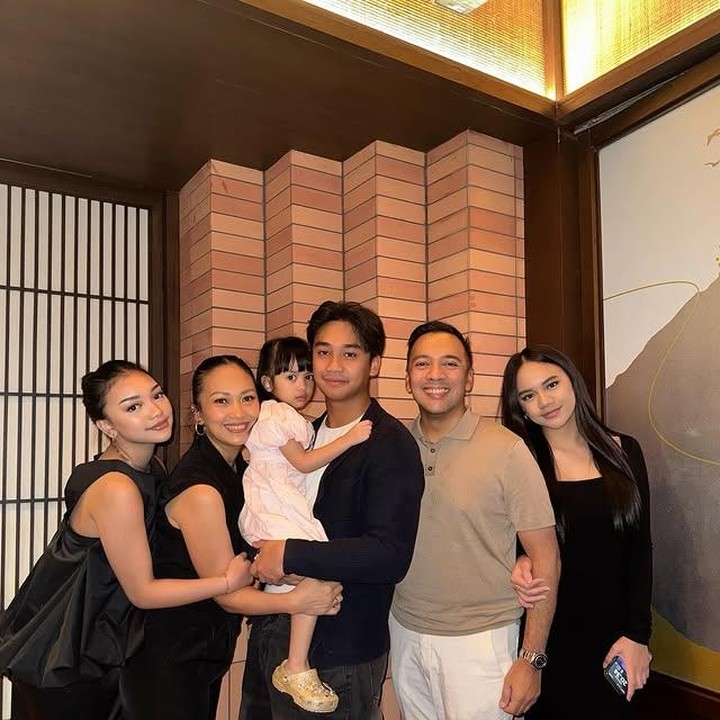 <p>Kebersamaan mereka pun membuat netizen ikut tersentuh. Apalagi, dalam sebuah unggahan, Nola menuliskan harapan hangat untuk keempat anaknya. &ldquo;Alhamdulillah anak-anak udah makin besar, semoga mereka selalu sehat, panjang umur, panjang rezeki, semoga mama papanya bisa terus dampingi mereka sampai waktu yang mereka mau,&rdquo; tulis Nola melalui Instagram, Selasa (08/04/2025). (Foto: Instagram @riafinola)</p>