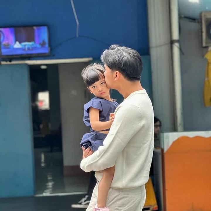 <p>Bahkan, Nakeya juga kerap ikut menemani aktivitas sang kakak. "Mama dan @nakeya_ayu nemenin abang @bevan.putera hari ini," tulis Nola sebagai keterangan fotonya. (Foto: Instagram @riafinola)</p>
