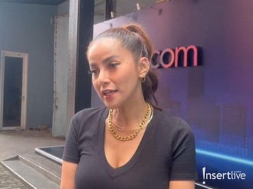 img-title Tegaskan Tak Pacaran dengan Teuku Ryan, Siapa Kekasih Brondong Olla Ramlan?