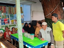 Pedagang Probolinggo Protes Relokasi Tenda Darurat Tak Ada Air-Listrik
