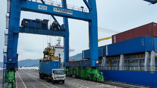 Pelindo Terminal Petikemas berkomitmen meningkatkan kinerja TPK Bitung pasca insiden RTG, salah satunya dengan mengerahkan alat bantu tambahan dan tim teknis.