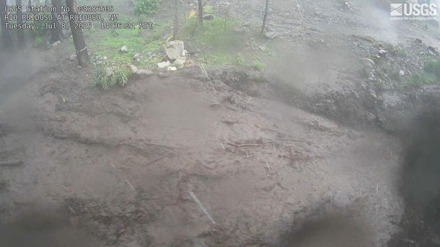 Banjir bandang luar biasa nan dipicu hujan deras menghantam desa resor pegunungan Ruidoso, New Mexico, pada Selasa (8/7), menewaskan sedikitnya tiga orang, termasuk dua anak mini berumur empat dan tujuh tahun. Banjir bandang luar biasa nan dipicu hujan deras menghantam desa resor pegunungan Ruidoso, New Mexico, pada Selasa (8/7), menewaskan sedikitnya tiga orang, termasuk dua anak mini berumur empat dan tujuh tahun. (Tangkapan Layar Video Reuters/DAN DEE CABINS)