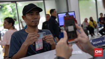 FOTO: Pekerja Bergaji Rp3,5 Juta Jakarta Cairkan BSU Rp600 Ribu