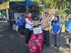 Pertamina Salurkan Bantuan Sembako untuk Korban Banjir di Mataram