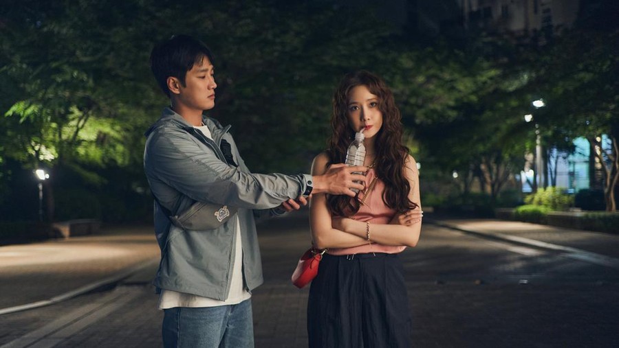 Cuplikan adegan dalam film Pretty Crazy&comma; yang dibintangi Ahn Bo Hyun dan Yoona SNSD