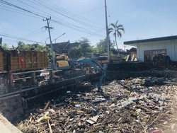 Sungai di Lombok Barat Dipenuhi Sampah, Pejabat Salahkan Desain Jembatan