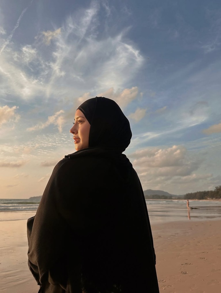 Rae Lil Black Menikmati Sunset di Phuket