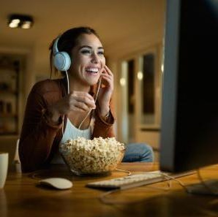 Seseorang yang suka menonton tayangan sama berulang kali memiliki sejumlah ciri kepribadian yang menggambarkan dirinya.