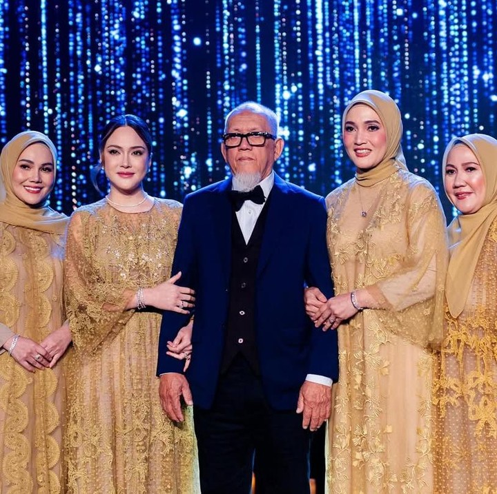 <p>Shandy bersama ibunda dan saudara perempuannya tampil menawan mengenakan <em>dress</em> berwarna <em>gold</em>. Sedangkan sang ayah, tampil gagah mengenakan kemeja puth dibalut setelan jas berwarna biru dongker.&nbsp;(Foto: Instagram@ferdyhasan)</p>