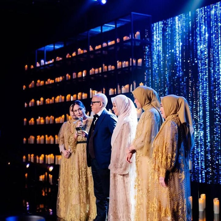 <p>Perayaan ulang tahun itu semakin meriah dengan kehadiran salah satu Diva Indonesia, yakni Krisdayanti. Perempuan 50 tahun itu juga terlihat menyumbangkan suara merdunya, lho, Bunda.&nbsp;(Foto: Instagram@ferdyhasan)</p>