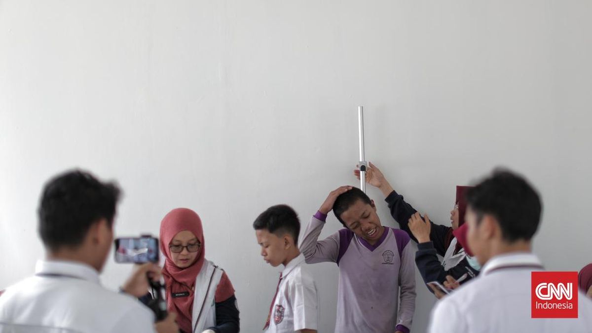 Asa Lingling Pedagang Mie Ayam Lepas Anak ke Asrama Sekolah Rakyat