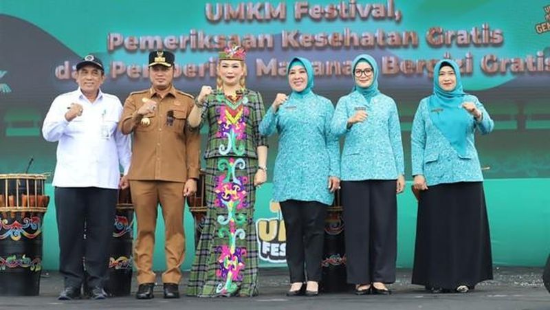 Ketua Umum Tim Penggerak Pemberdayaan dan Kesejahteraan Keluarga (TP PKK) Tri Tito Karnavian secara resmi membuka Festival Usaha Mikro
