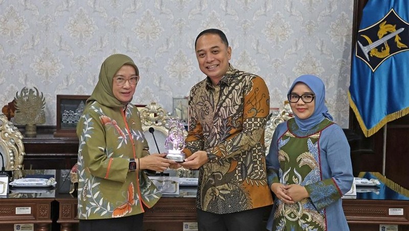Pemerintah Kota (Pemkot) Surabaya kembali menunjukkan komitmennya sebagai pelopor dalam pelaksanaan reformasi birokrasi di tingkat pemerintah daerah. Bahkan,