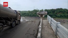VIDEO: Jembatan di India Mendadak Runtuh, 10 Orang Tewas