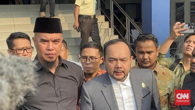 Ahmad Dhani melaporkan psikolog Lita Gading ke Polda Metro Jaya atas dugaan perundungan anaknya di media sosial. Kasus ini sedang diselidiki.